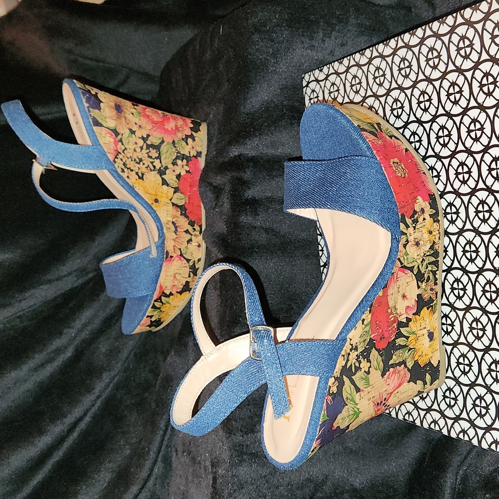 Colored Wedges 7.5 by Nicole Miller 💖